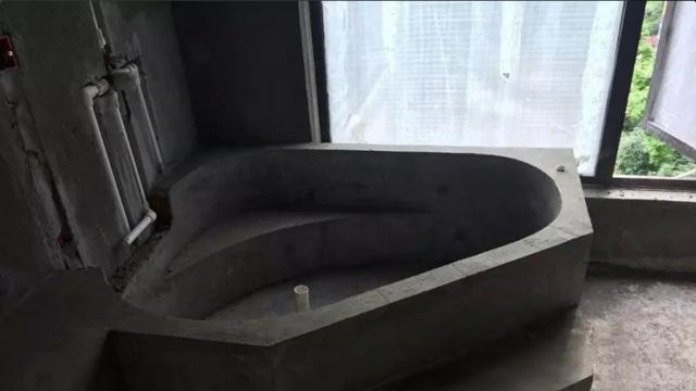 老公花300元砌浴缸，铺上鹅卵石简直完美，发朋友圈被赞爆