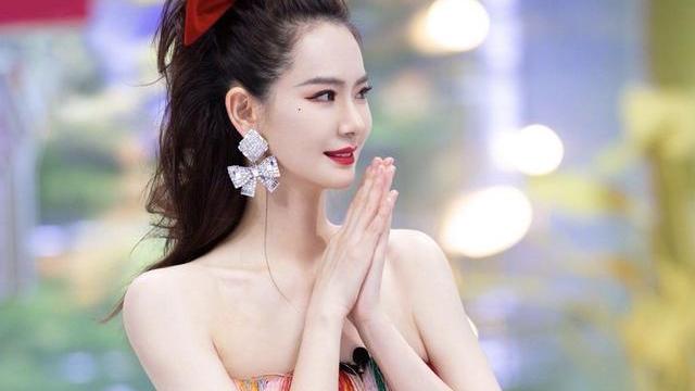 猪肉|戚薇“扮嫩”从不翻车，看了她涂眼霜的方法，网友：难怪这么自信