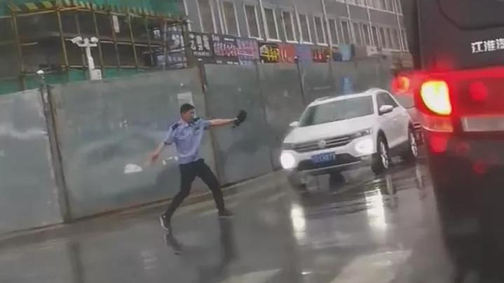 固原一男子大雨中站在街头浑身湿透，只为做这件事