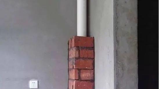 一旦看见缺德工人给你这样包水管，马上喊停，我家没听劝房子全毁了！