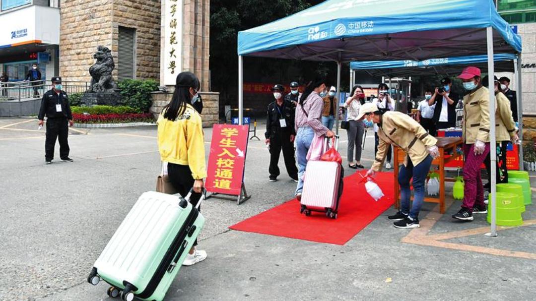 00后大学生流行自费“装修”寝室？却引起巨大争议！网友：太自私