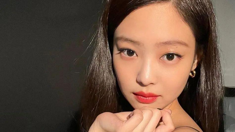 西兰花 JENNIE穿小黑裙配红唇妆容！雪肤玉貌太性感妩媚