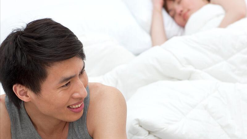 久久说情感|56岁阿姨和32岁男子再婚，阿姨：太折腾人了，男子：夫妻就这样