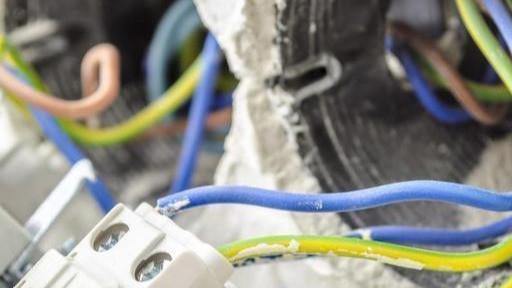 老电工说装修：家用电线4平够用吗？很多人都弄错了，真坑