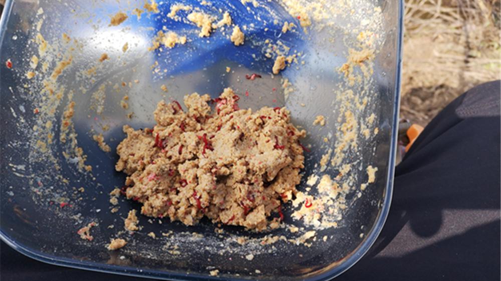 素菜|冬季钓鲫鱼，常用这4个“无敌”饵料配方，没有钓不到的大板鲫！