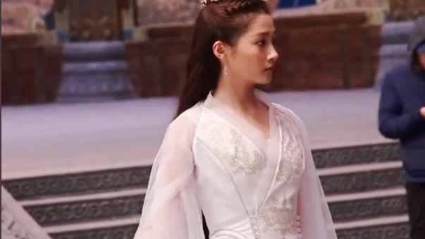 白雪在燃烧 关晓彤父亲到片场探班，看女儿拍戏吊威亚心疼不已，罕见发文支持
