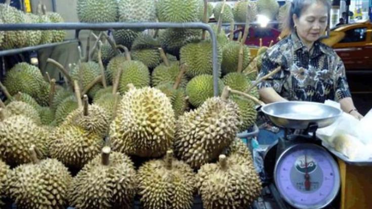 东南亚旅游 泰国人到中国旅游，买2个榴莲丢下30元就走，卖货方：抢劫啊？