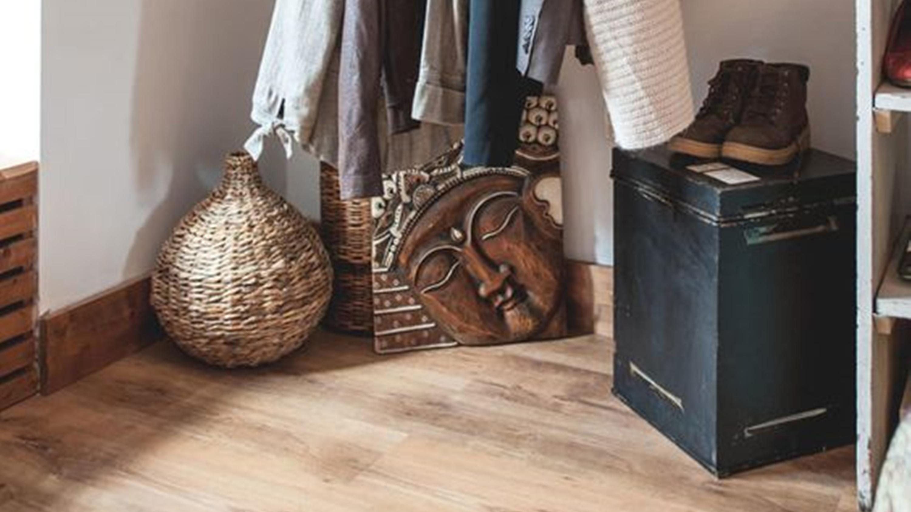 阁楼不打算堆杂物，将斜墙空间收拾出来，打造挂衣区，简单实用