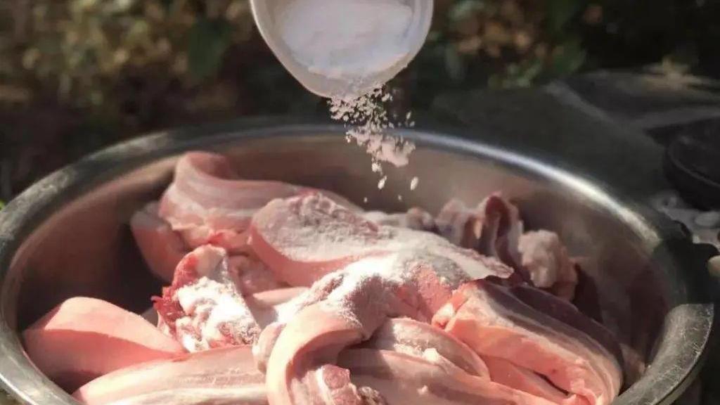 腊肉|过去保存的腊肉，挂在“楼上”多年也好吃，为何放冰箱却变了味？