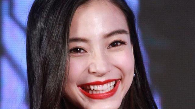 口红是“粘杯”好还是“不粘杯”好？看完大家都惊讶了