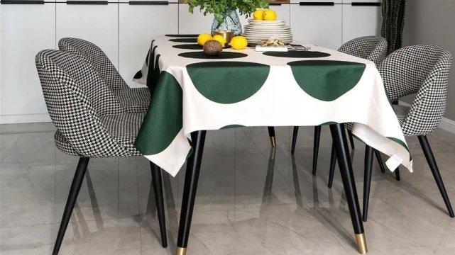 68㎡复古风二居室大黄大绿又不俗气，氛围感十足反而