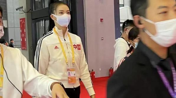 张常宁 张常宁最新亮相！高马尾紧身裤霸气合影球迷，妆容精致太美了