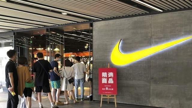 四叶草海之恋|“炒鞋风”要复燃？一双耐克鞋被炒至3万元，疯狂炒卖何时休？