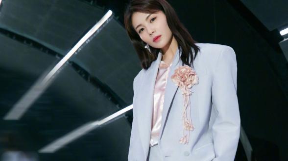 关之琳|43岁刘涛不服老，穿白裙扎高马尾，身材姣好如少女