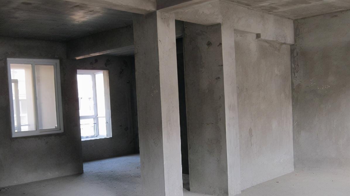 欲哭无泪！精装房突然被拆成毛坯房，装修队：不好意思，走错门了