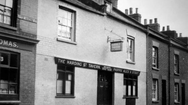 老板装修酒吧，竟然在厨房地板下挖出15具尸骨