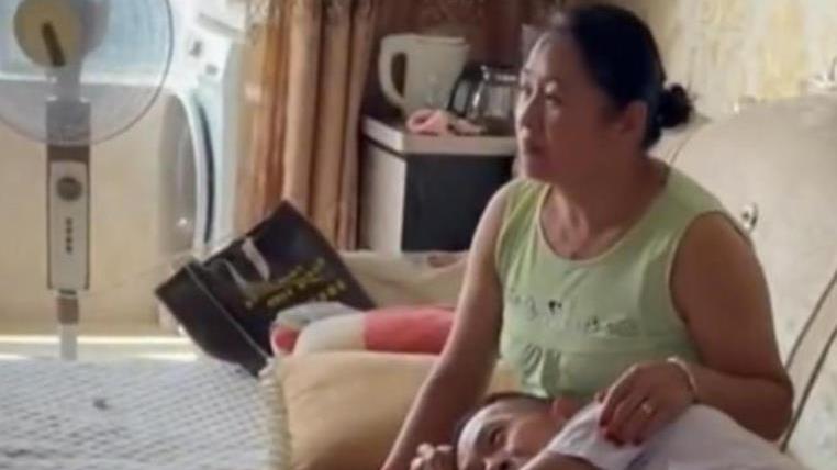 喵言喵语|公公婆婆看电视秀恩爱，媳妇突然回家打破美好，公公羞得直捂脸