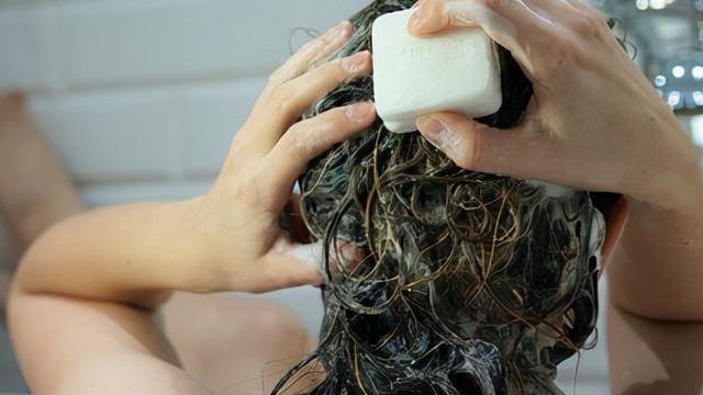 茱莉蔻 奇记育发：如何缓解头发干枯的状况？