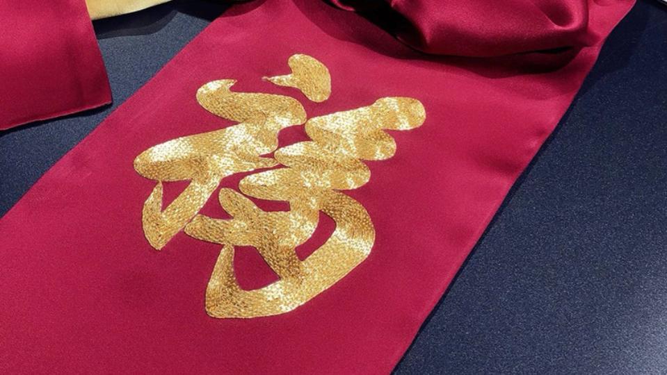 这个春节不送礼,送礼就送这款大红色的福星高照真丝围巾 真丝,围巾真丝,刺绣,围巾,重磅,桑蚕丝