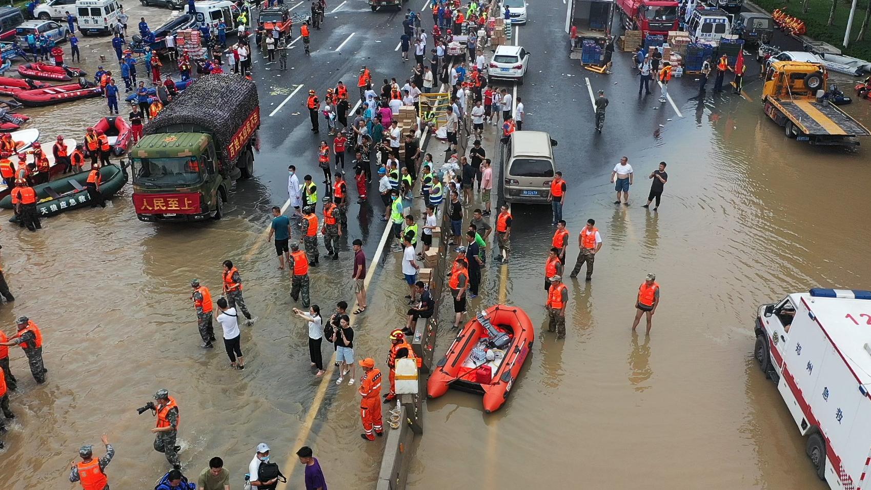末小北|河南暴雨让人泪目：有一种力量，叫众志成城