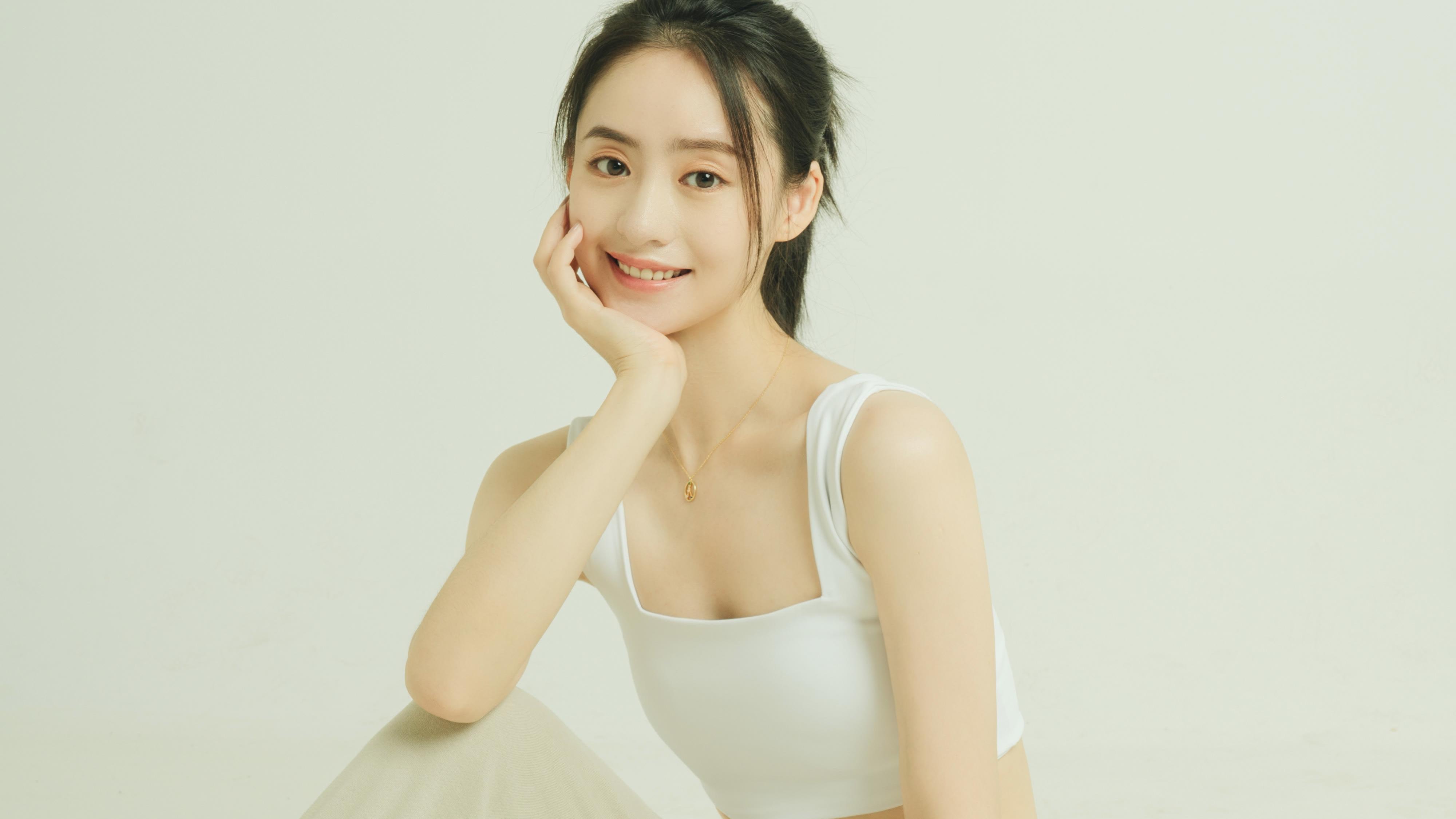 发型|潮流发带高马尾 依灵清爽运动风写真释出