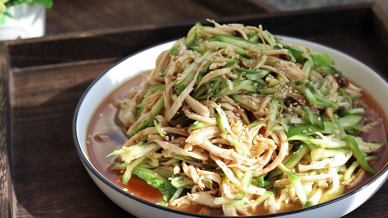 凉拌鸡丝|一道经典下酒菜，凉拌鸡丝很爽口，清新好吃