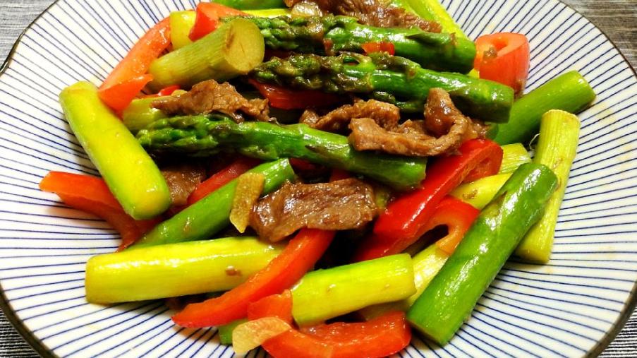 牛肉|芦笋和牛肉是绝配，简单搭配炒一炒，味道胜似小烧烤