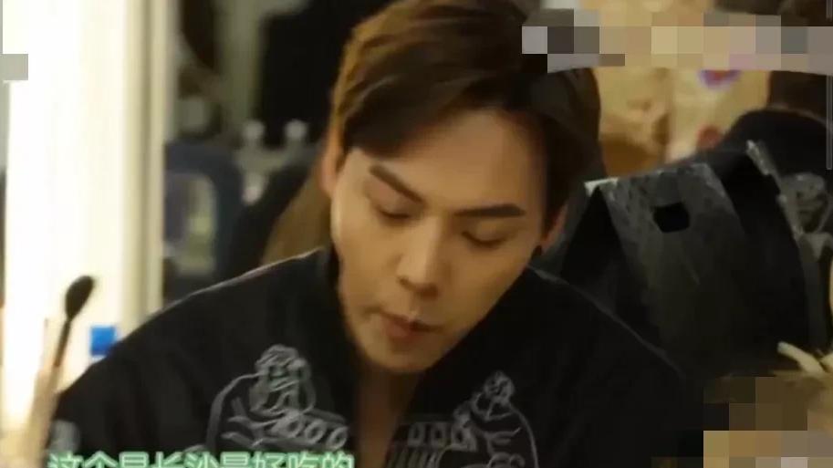 豆腐|张家辉带鲁豫去吃饭，点了牛腩粗面和牛腩炒河粉，鲁豫看他吃得津津有味