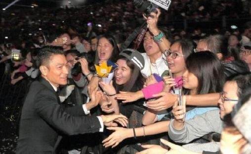 刘德华|刘德华为女粉丝改变演唱会地点，这才是真正的双向奔赴！