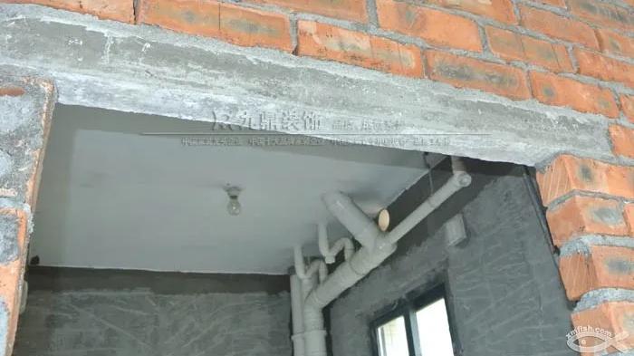 邻居家新开门洞用废木板做过梁靠谱吗？有人说用水泥板做过梁