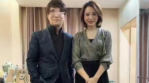 发型|47岁董卿开会照曝光！头发也不梳理好凌乱，看到随拍照才让人自卑，爱了