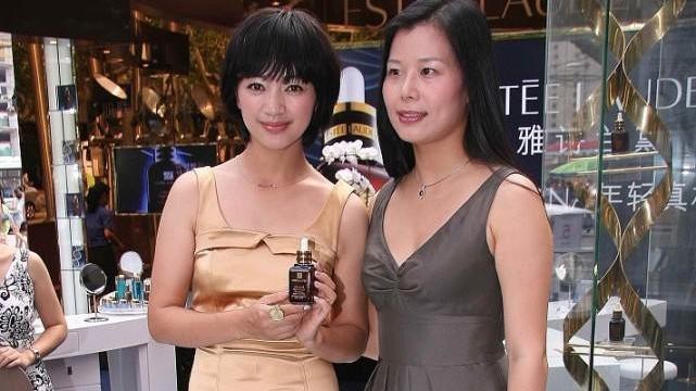 裙装 罗海琼真没老板娘的气场，穿金色缎面裙也很清纯，短发看着挺可爱