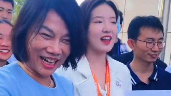 发型 22岁浙大女学霸走红，剪董明珠同款发型，网友：有董总的影子了
