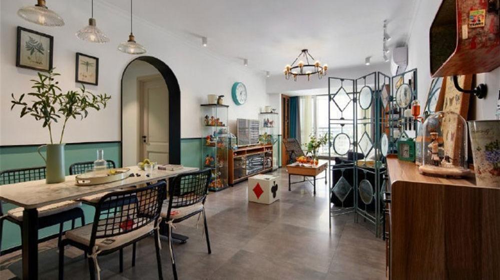 一对夫妻的85㎡小家，装修古旧却充满活力，网友：有上世纪的感觉