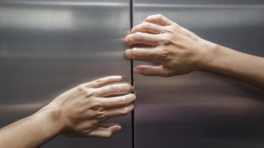 郑州电梯故障夹住老人致其死亡：物业给了1万块钱、几箱水