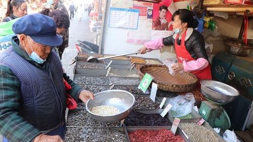 瓜子|马上过年了，招待亲朋好友，哪些零食是必备款？如何挑选是关键