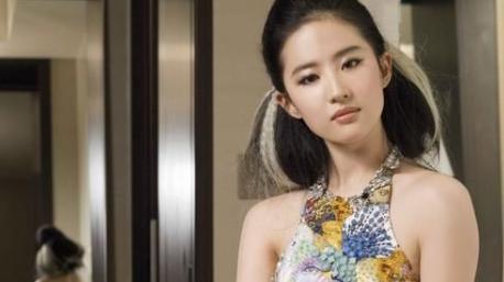 刘亦菲|19岁女孩花百万整成刘亦菲，连名字也“高仿”，今24岁活成这样