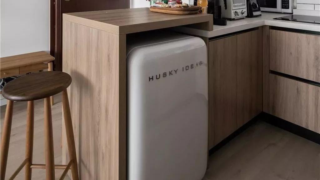 现在的年轻人就喜欢打破常规，不把冰箱放在厨房，实用性太强了！