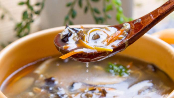 香菇|这个冬天，在家教你做鸡丝香菇酸辣汤，鲜香又解馋，家人都爱吃