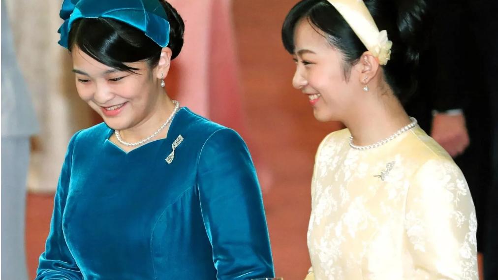 日本皇室的颜值担当佳子公主，接替真子的公务，一袭蓝衣端庄大气