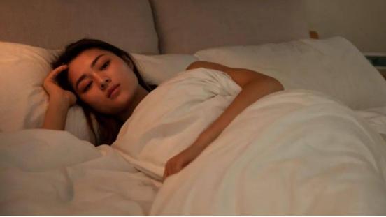牛牛鸭|医生提醒：4种食物对睡眠很不“友好”，若想不失眠，劝少碰为好