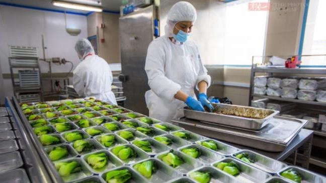 |看完航空餐的制作后，才终于明白：为何飞机餐这么难吃？