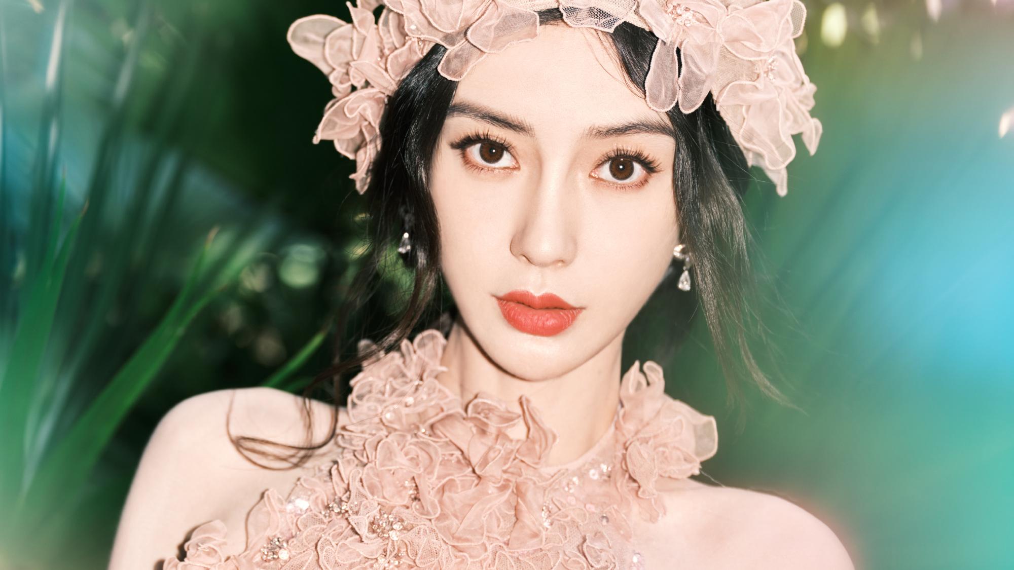 迪丽热巴|GQ盛典明星造型：Angelababy优雅，热巴仙气，周冬雨让人眼前一亮