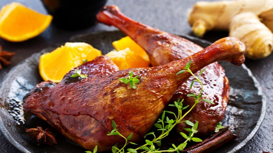 火鸡|上桌时，将半只鸡放入一个主餐盘中，旁边放上淀粉类配菜和蔬菜