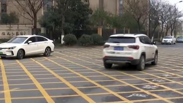 二十四频道 杭州小伙把车停在小区门口网格线上，被物业锁车收费，提出质疑：你们没有执法权