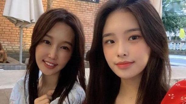 52岁“韩国老阿姨”，和18岁女儿比嫩：你能看出哪个是母亲吗