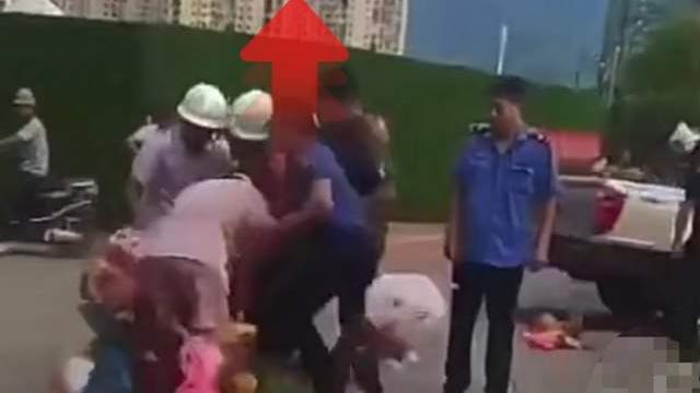 翊昕聊生活|六旬老人街头流泪戳痛无数人：生活的真相是一边崩溃，一边前行