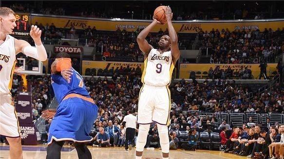 胡小小乖|湖人补强好机会来了！两利好消息下，詹姆斯将迎拉文辅佐？