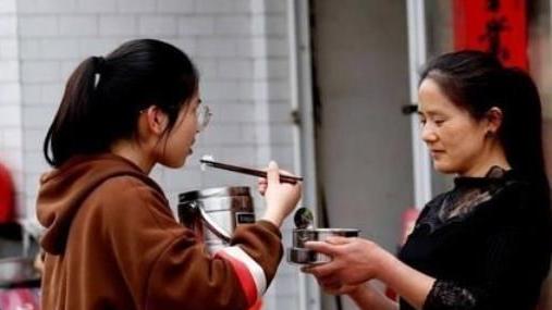天明情感说 高中生家长送饭算溺爱巨婴？学生当街吃饭被吐槽，家长回应很解气