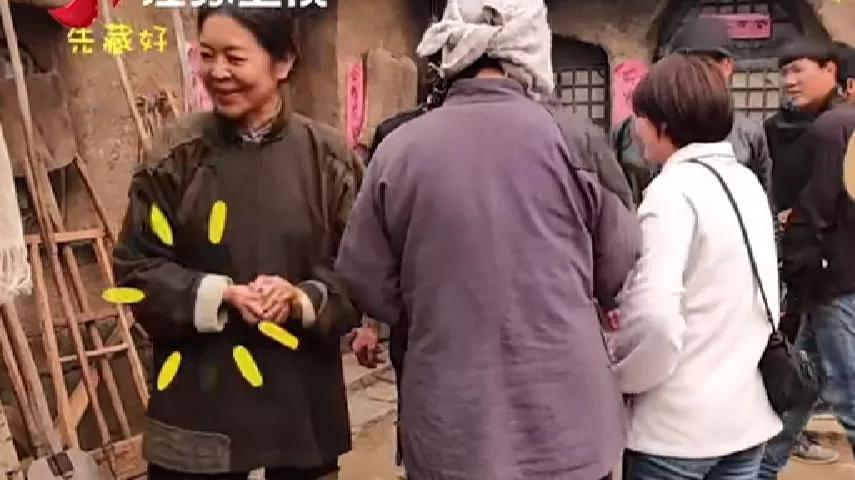 白冰|导演和倪萍正在讲戏，蒋欣走过来偷偷给了倪萍一把花生